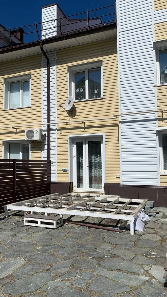 Терраса на Солнечной поляне после безрамного остекления